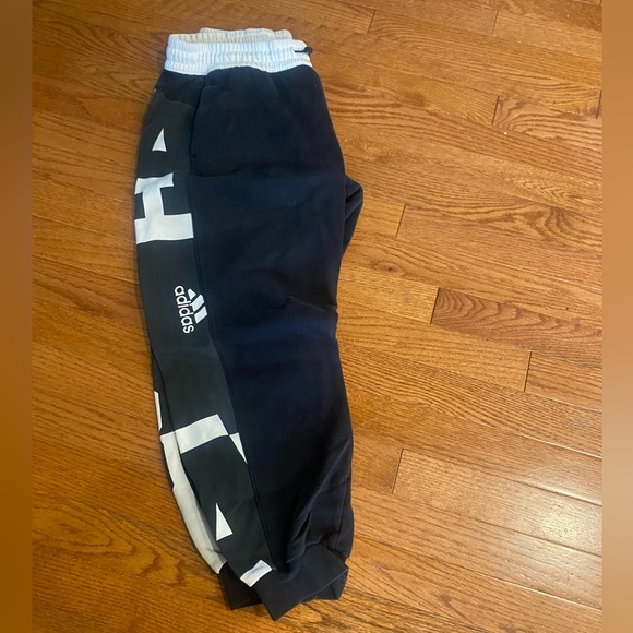 Woman’s adidas cropped sweatpants - Picture 2 of 3
